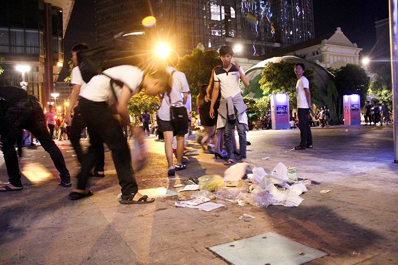 Những bạn trẻ nhặt rác sau giao thừa ở trung tâm Sài Gòn ảnh 5